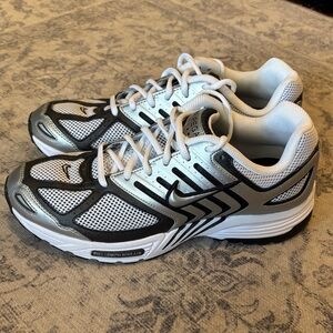 Nike Men’s Air Pegasus 2005 Retro Running Shoes - size 10 - metallic silver b&w